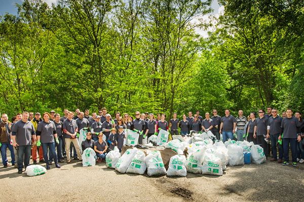 EMPLOYEES OF THE MERCEDES-BENZ PLANT PICKED GARBAGE THIS YEAR, TOO